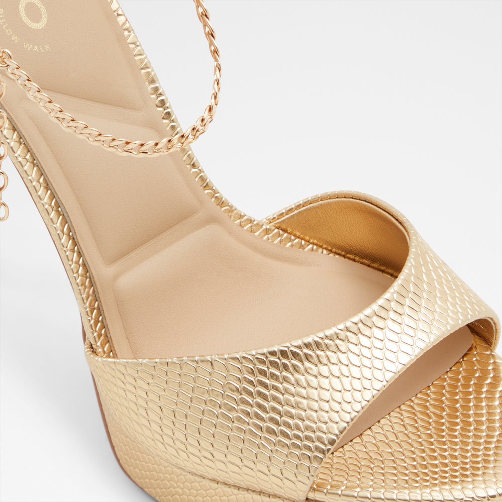 安定感のあるヒール【ALDO】ブーティ A set for summer suiting styled by @elizanicolaou