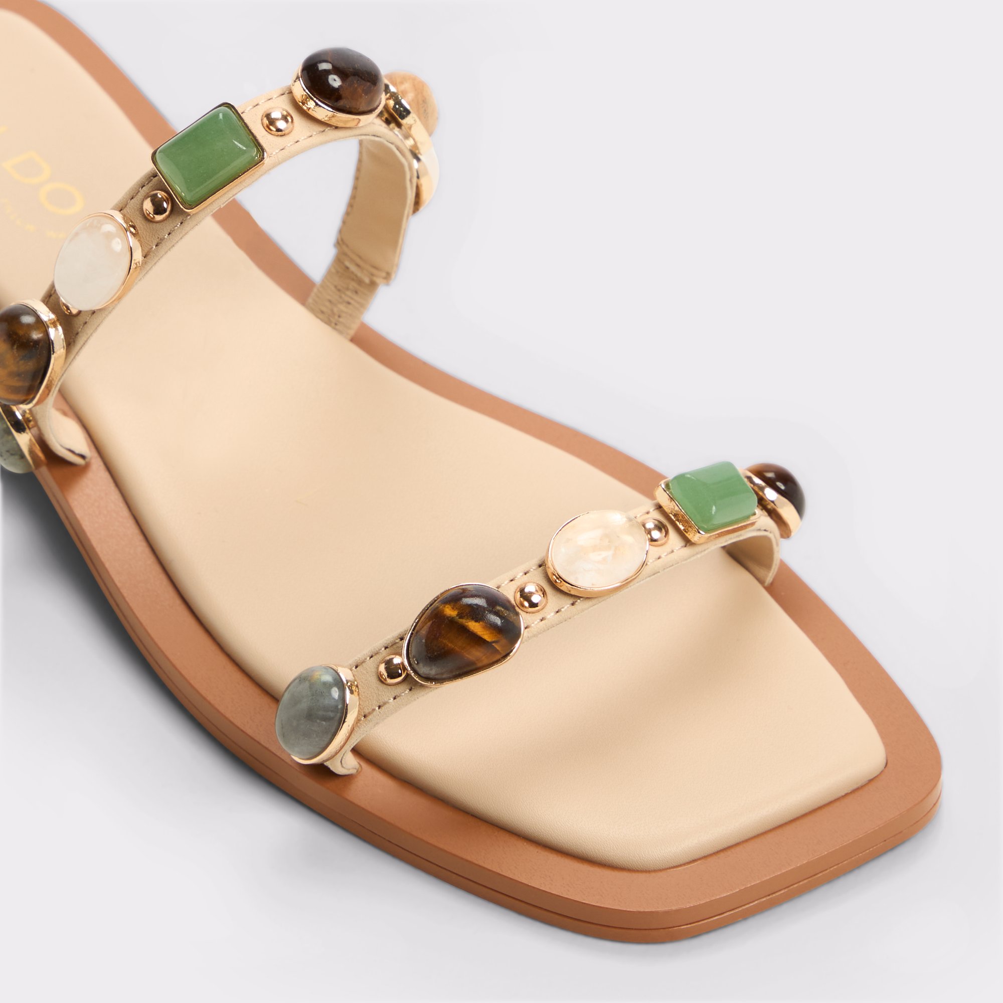 【ALDO】レザー&クリスタルストーン☆Sapphira フラットサンダル Sapphira Medium Beige Women's Flat Sandals | ALDO US